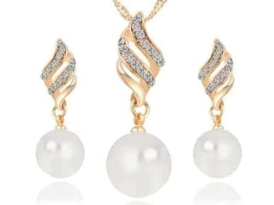 Pearl and Rhinestone Pendant Necklace and Earrings (Gold)