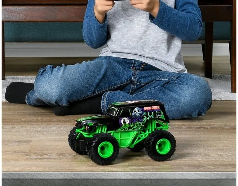 Monster Jam, Official Grave Digger Remote Control Monster Truck, 1:24 Scale, 2.4 GHz, Kids Toys for Boys and Girls Ages 4 and up