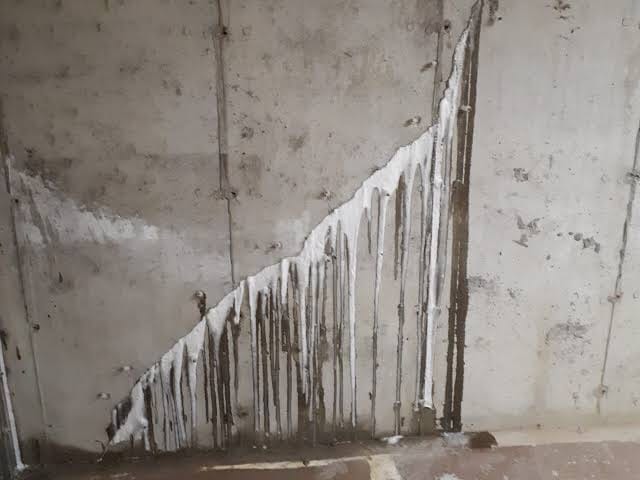 Concrete structures water leakage stoppage using crack injection