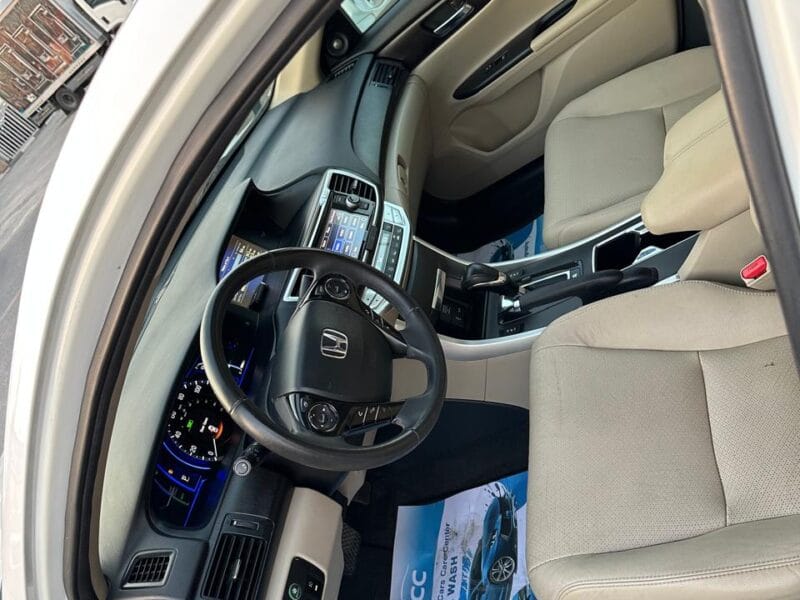 Honda Accord Hybrid Car 2022 Very Good and Clean Condition , 4 cylinders