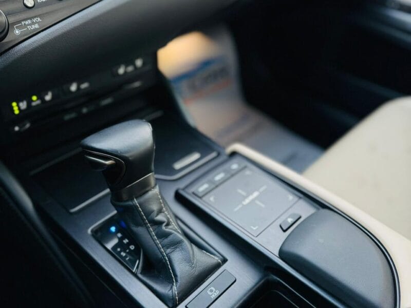 Lexus ES 350 2021 with 6 cylinders