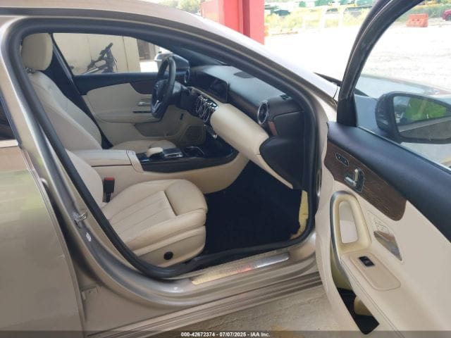 MERCEDES-BENZ A 220 2019