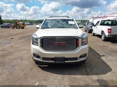 GMC YUKON DENALI 2015 with 8 cylinders