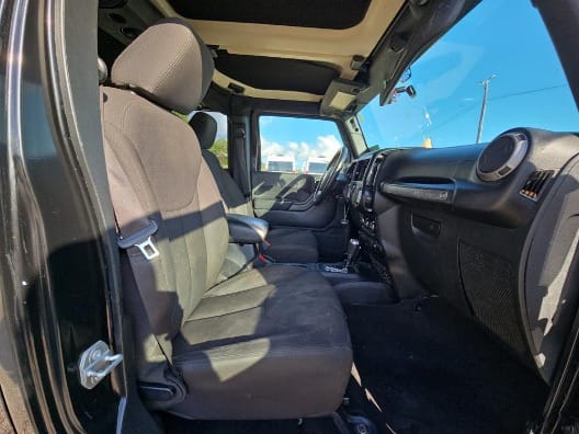 Jeep Wrangler 2017 with 6 cylinders