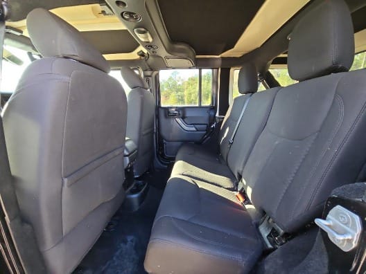 Jeep Wrangler 2017 with 6 cylinders