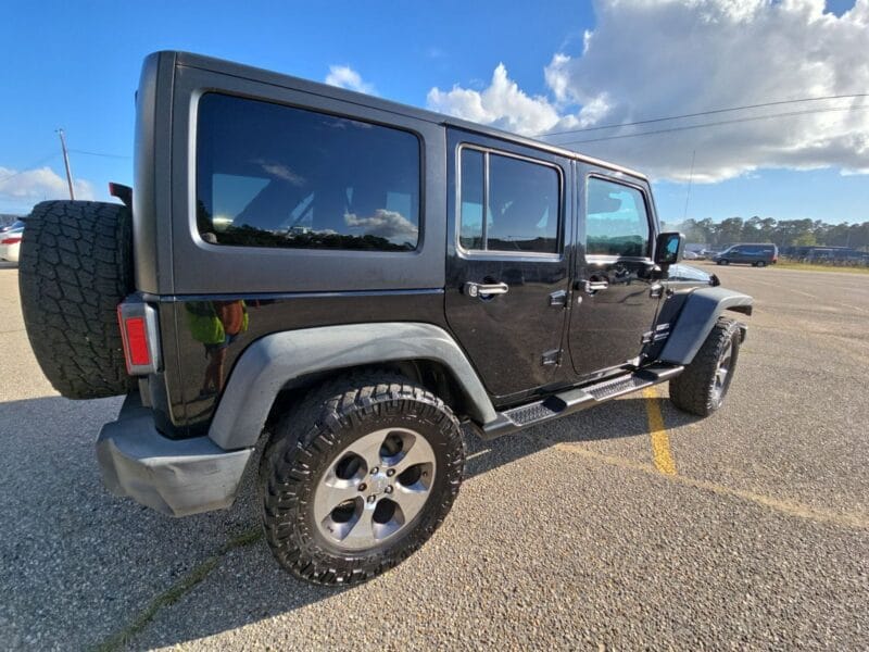 Jeep Wrangler 2017 with 6 cylinders