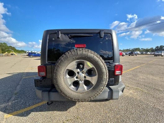 Jeep Wrangler 2017 with 6 cylinders
