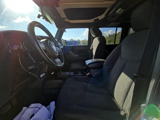 Jeep Wrangler 2017 with 6 cylinders