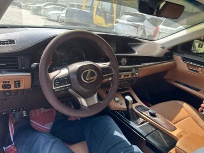 Lexus ES 350 2018 with 6 cylinders