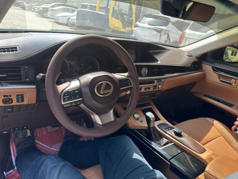 Lexus ES 350 2018 with 6 cylinders