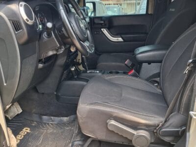 Jeep Wrangler 2017 with 6 cylinders