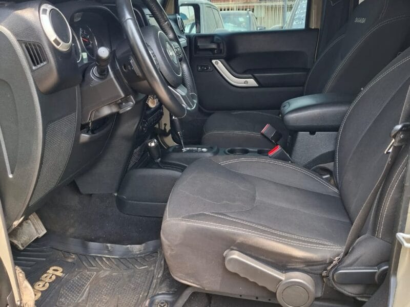 Jeep Wrangler 2017 with 6 cylinders