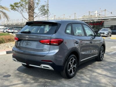 MG ZS LUXURY 2025 with 4 cylinders