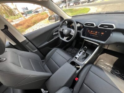 MG ZS LUXURY 2025 with 4 cylinders