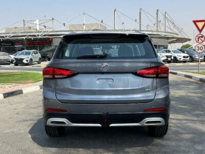 MG ZS LUXURY 2025 with 4 cylinders