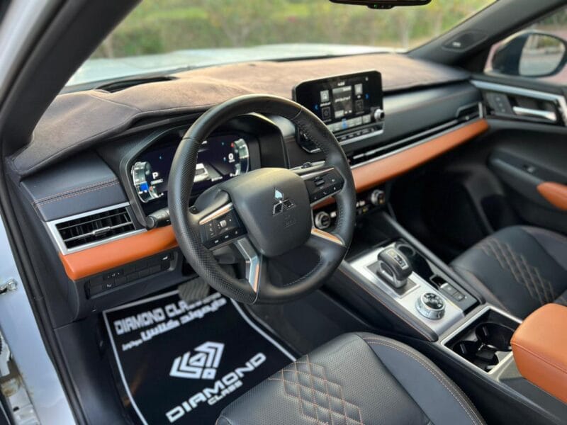 Mitsubishi Outlander 2025 - Under Agency Warranty, Under Service Contract