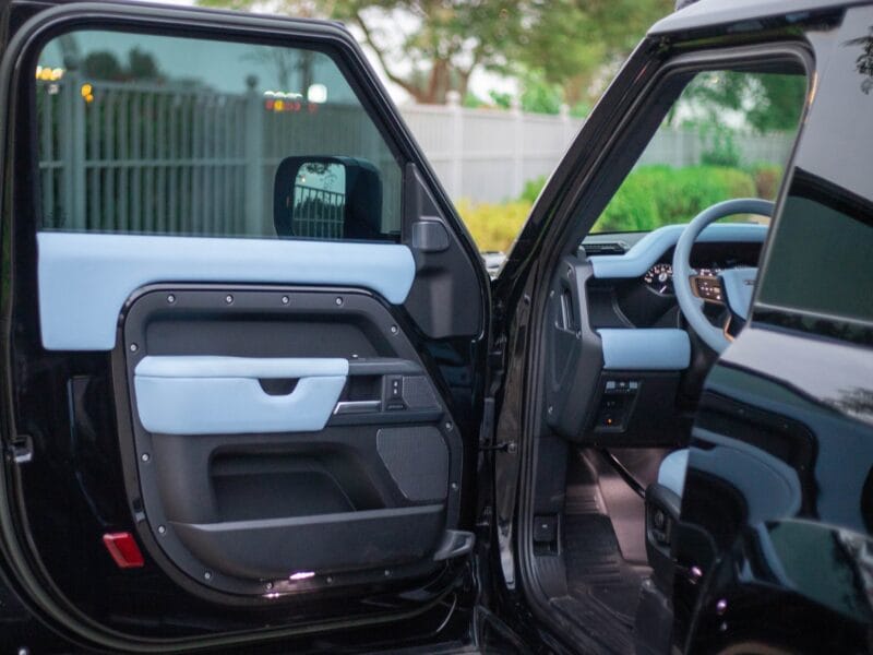 Land Rover Defender P400 Se 2023 - Warranty and Service Package