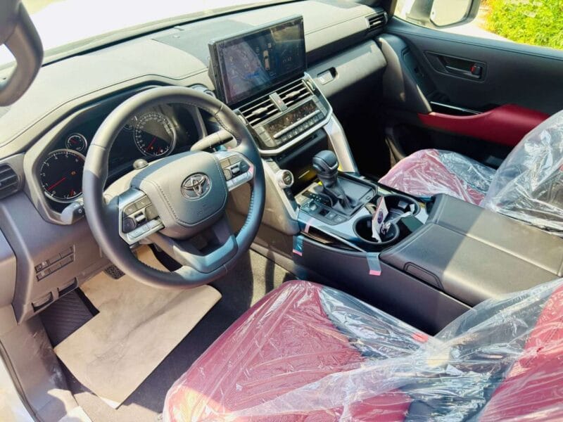 TOYOTA Land Cruiser 300 VXR 3.5L TWIN TURBO MODEL 2024