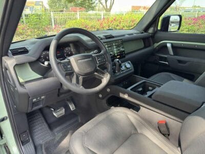 Land Rover Defender P400 90 HSE 3.0L 2023 - UNDER WARRANTY AND SERVICE CONTRACT