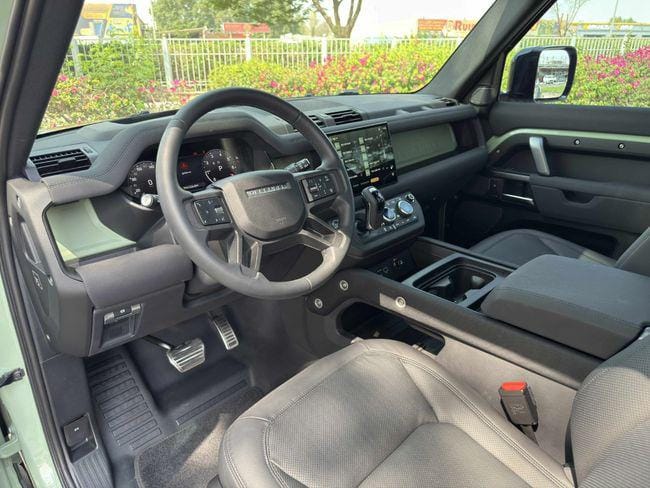 Land Rover Defender P400 90 HSE 3.0L 2023 - UNDER WARRANTY AND SERVICE CONTRACT