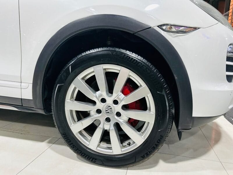 PORSCHE CAYENNE WHITE 2013