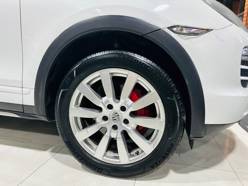 PORSCHE CAYENNE WHITE 2013