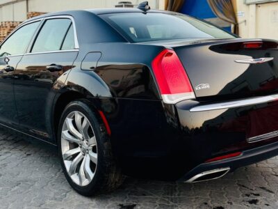 CHRYSLER 300 2019 with 6 cylinders