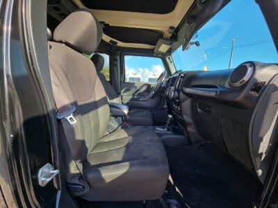 Jeep Wrangler 2017 with 6 cylinders