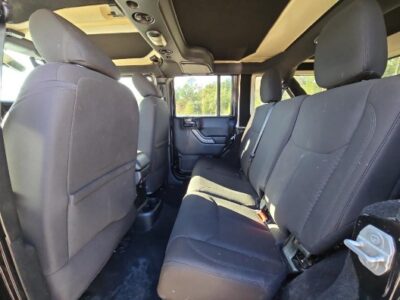 Jeep Wrangler 2017 with 6 cylinders