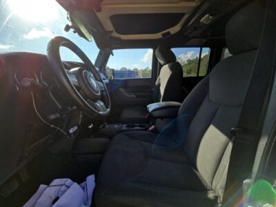 Jeep Wrangler 2017 with 6 cylinders