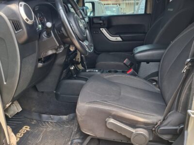 Jeep Wrangler 2017 with 6 cylinders