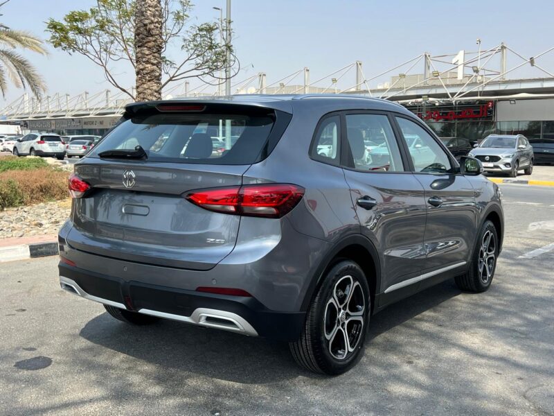 MG ZS LUXURY 2025 with 4 cylinders