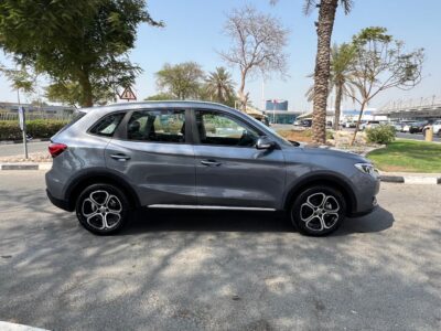 MG ZS LUXURY 2025 with 4 cylinders