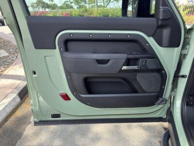 Land Rover Defender P400 90 HSE 3.0L 2023 - UNDER WARRANTY AND SERVICE CONTRACT