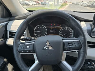 Mitsubishi Outlander 4x2 2025 2.5L Mid option