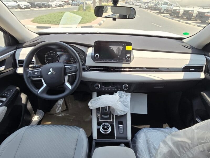 Mitsubishi Outlander 4x2 2025 2.5L Mid option