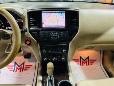 Nissan Pathfinder SV Black 2014