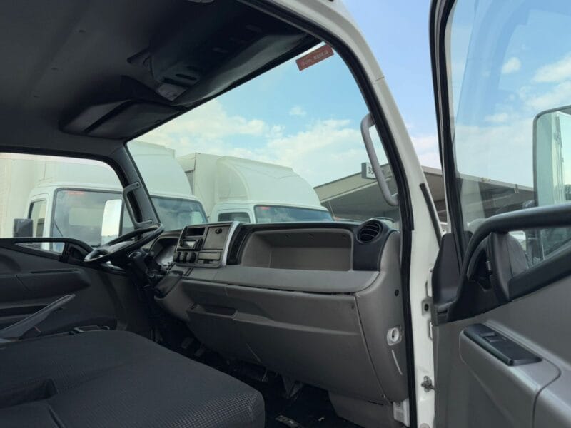 2019 Mitsubishi Canter Box White 4-Cylinder Engine