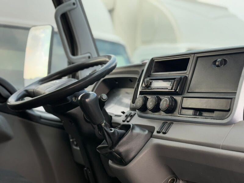 2019 Mitsubishi Canter Box White 4-Cylinder Engine