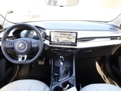 2025 MG MG5 Deluxe Blac 3-Cylinder Engine GCC