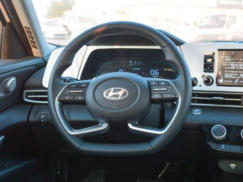 HYUNDAI ELANTRA 2025 - BLACK 4-Cylinder Engine