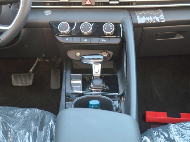 HYUNDAI ELANTRA 2025 - BLACK 4-Cylinder Engine