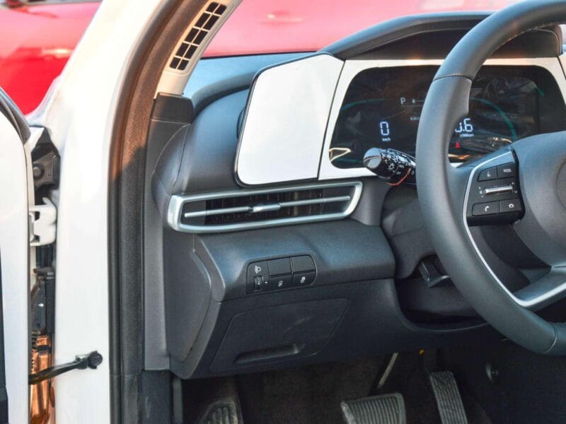 HYUNDAI ELANTRA 2025 - WHITE (2) 4-Cylinder Engine