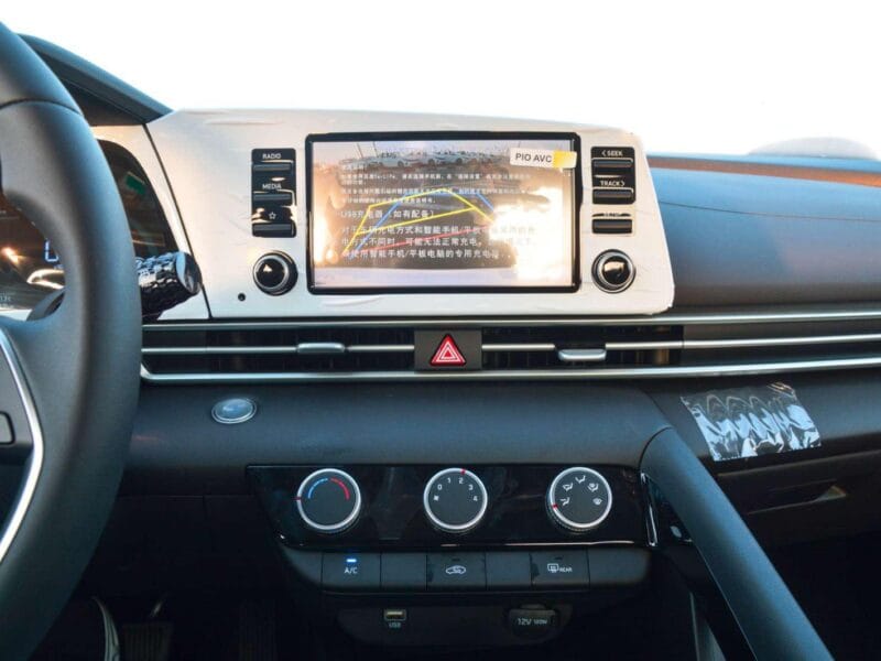 HYUNDAI ELANTRA 2025 - WHITE (2) 4-Cylinder Engine