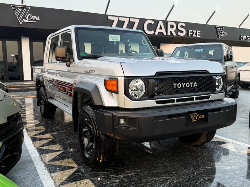 2025 Toyota Land Cruiser Pickup LC79 Double Cab White