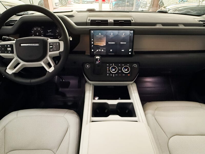 2025 Land Rover Defender P400 110 HSE Silver 3.0L V6