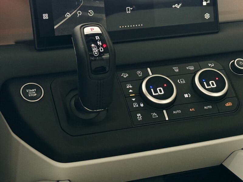 2025 Land Rover Defender P400 110 HSE Silver 3.0L V6