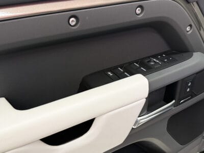 2025 Land Rover Defender P400 110 HSE Silver 3.0L V6