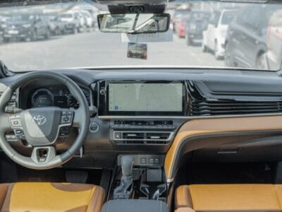 2025 Toyota Camry Lumiere 2.5L 4-Cylinder A/T Hybrid (Blue-Tan)