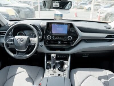 2025 Toyota Highlander GLE 2.5L AT Hybrid (Silver)